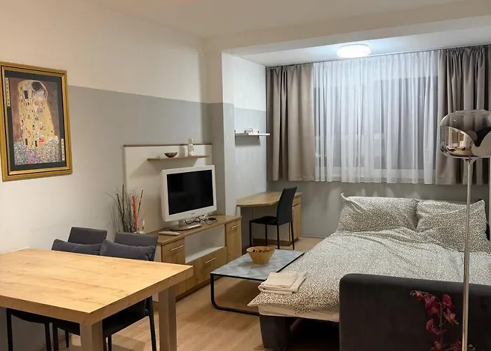 Barrier-free Air-conditioned Two Center 아파트